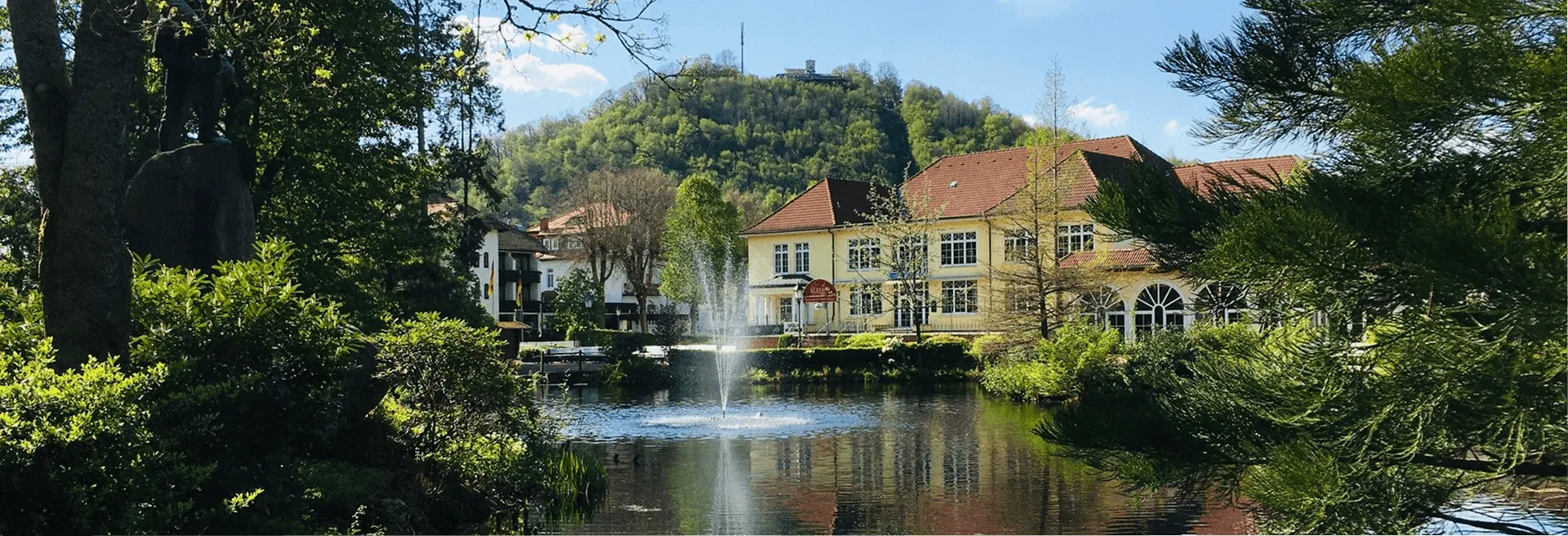 Das Bild zeigt den Eingang zum städt. Kurhaus vom Kurpark aus. Kurhaus