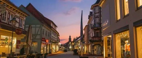 Das Bild zeigt den Boulevard Bad Lauterberg in einer Abendstimmung. Boulevard Abendstimmung