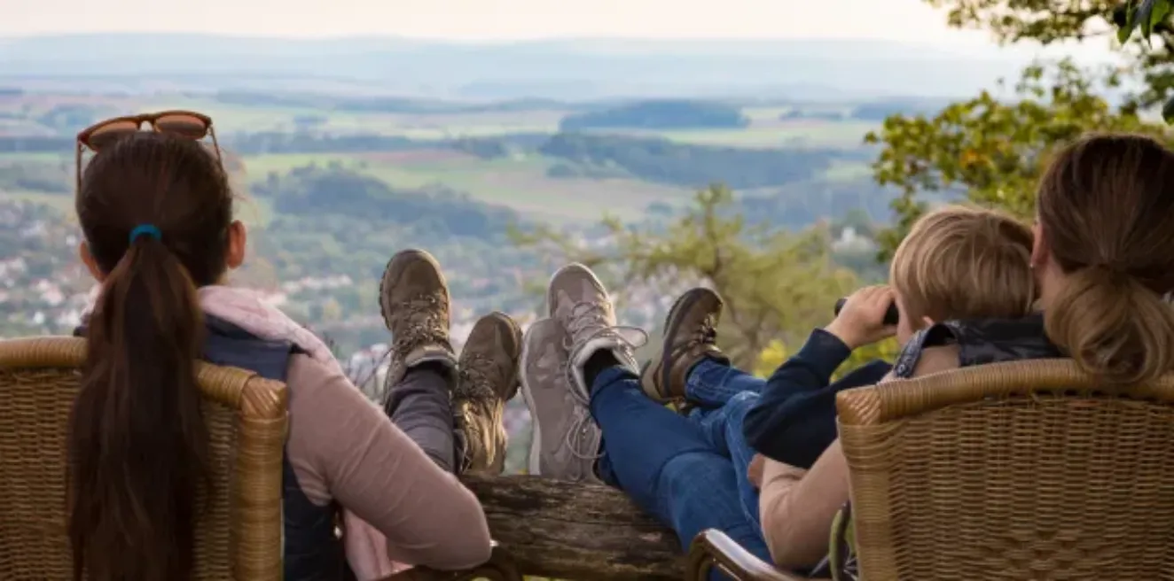 Das Bild zeigt Wanderer bei einer Wanderpause mit Blick in die Ferne. Wanderpause mit Fernblick
