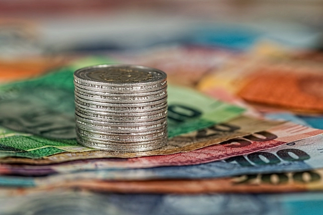 Geld in Münzen und Scheinen