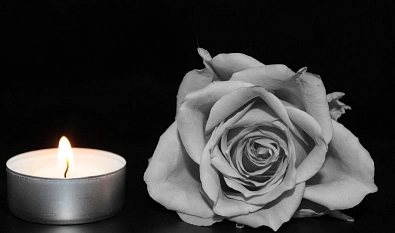 Rose mit Kerze&nbsp;&copy;&nbsp;Pixabay